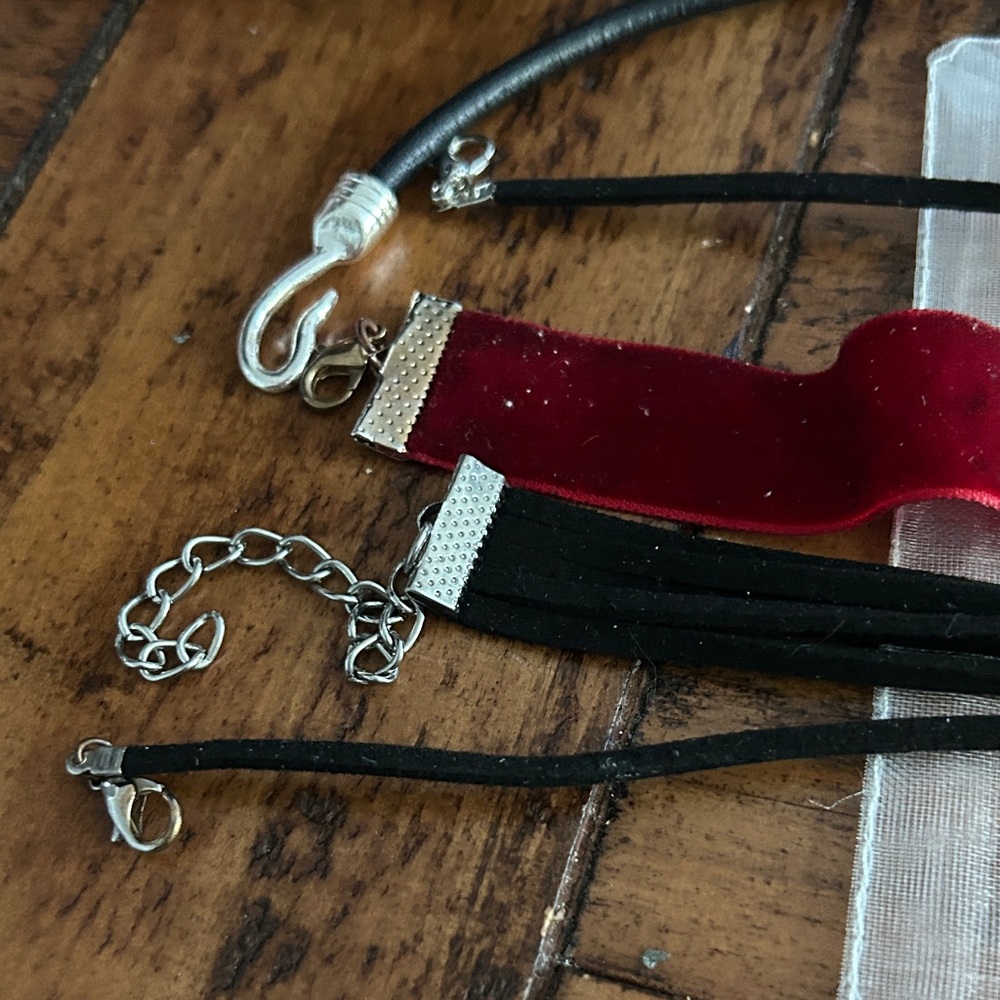 Vintage‎ 70’s Red Velvet Choker Necklace with Rose Pendant - Picture 3 of 6